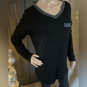 B-7-15 Black and Gray V-Neck Long Sleeve Top